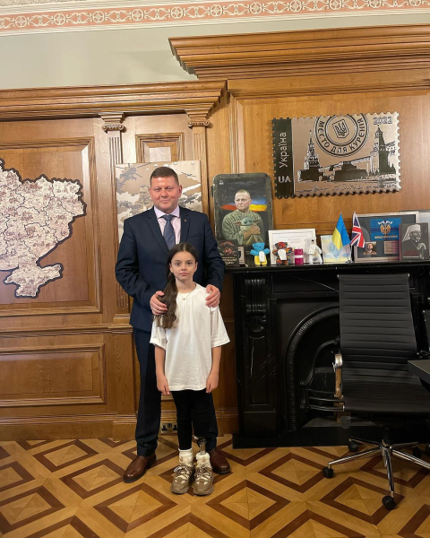  Dell'Arsenal e dello Shakhtar si è ritirata in campo Sasha Pascal, 8 anni, che ha perso una gamba a causa di un attacco della Federazione Russa