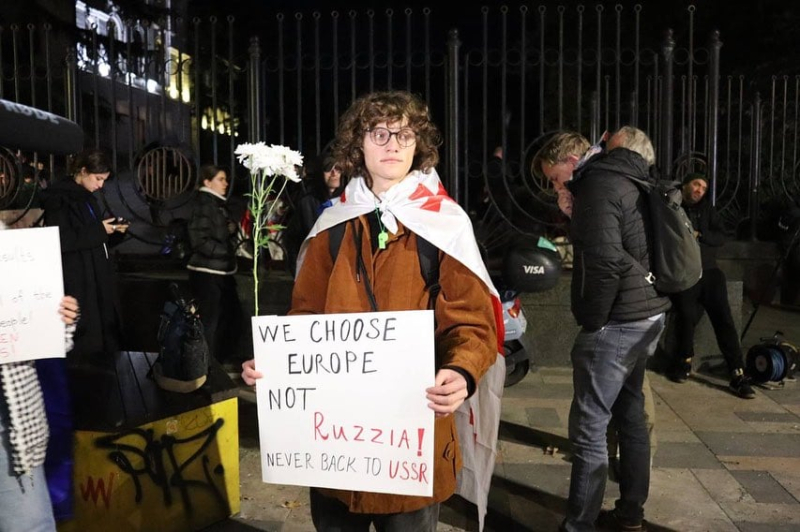 Scegliamo l'Europa, non la Russia: a Tbilisi gli studenti hanno protestato davanti al parlamento