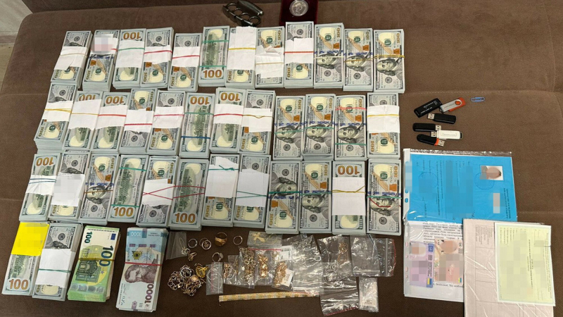 Il capo del MSEC regionale di Nikolaev ha trovato 450mila dollari e una collezione di gioielli