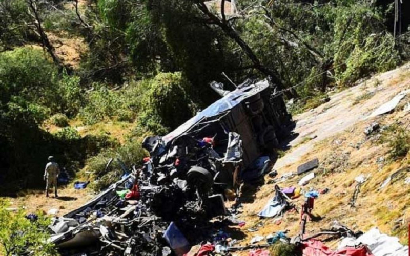 L'autobus si è scontrato con il rimorchio di un camion: 24 persone sono morte, alcune sono rimaste ferite