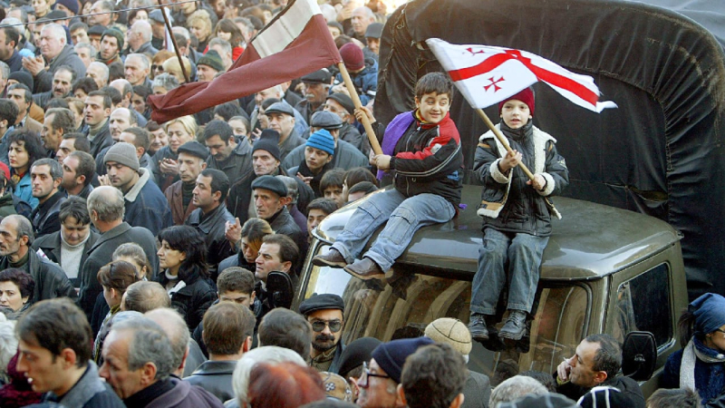 Indagini, proteste e minacce di guerra: la Rivoluzione delle Rose si ripeterà in Georgia