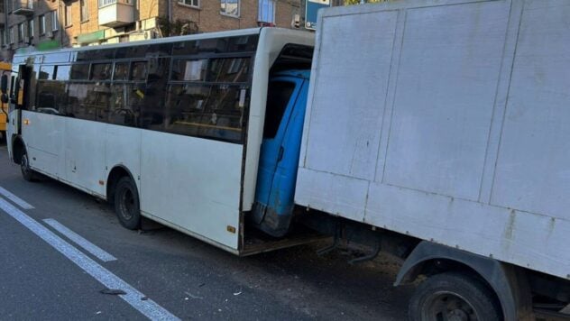 Incidente stradale nel quartiere Solomensky di Kiev: una GAZelle è volata su un minibus, i passeggeri sono rimasti feriti 