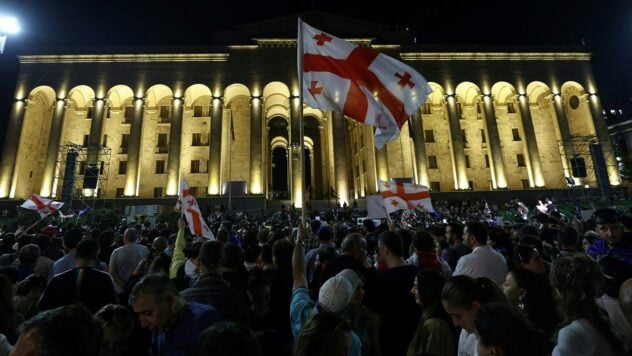 Scegliamo l'Europa, non la Russia: a Tbilisi gli studenti hanno protestato davanti al parlamento