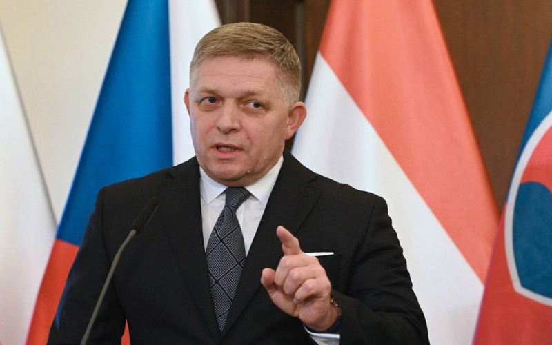 &quot “Kiev perderà territorio”: Fico prevede un “secondo accordo di Monaco” per l’Ucraina /></p>
<p><strong>Robert Fico ritiene che l'Ucraina dovrà rinunciare a parte del suo territorio.</strong></p>
<p><strong>L'Ucraina</strong>dovrà affrontare un accordo simile all'anno di Monaco del 1938, a seguito del quale il paese perderà i suoi territori e diventerà vittima dei grandi stati.</p>
<p>Questa opinione è stata espressa dal primo ministro slovacco Robert Fico Fico in una riunione del Commissione Affari Europei del Parlamento, riferisce Aktuality.</p>
<p>Il primo ministro slovacco ha affermato di non credere ai sondaggi e di credere che Donald Trump diventerà presidente degli Stati Uniti. Il candidato repubblicano ha più volte affermato che, se tornerà alla Casa Bianca, metterà fine alla guerra entro ventiquattr'ore.</p>
<p>“La pace con la Russia sarà fatta dall'Ucraina e dagli Stati Uniti. E io sono paura che anche l'Ucraina ne diventi una vittima.” come siamo diventati vittime dell'accordo di Monaco. Questo è quello che penso”, ha detto Fico.</p>
<p>L'Accordo di Monaco fu firmato nel 1938 dai francesi con Gran Bretagna, Italia e Germania. Dietro di esso, la Cecoslovacchia, rimasta fuori dai negoziati di Monaco, dovette cedere vasti territori alla Germania nazista. Fico ritiene che il presidente Vladimir Zelenskyj dovrebbe prepararsi a qualcosa del genere.</p>
<p>“Sarà molto doloroso e mi chiedo che senso avrebbe avuto uccidere 100mila persone da entrambe le parti”, ha detto.</p >
<p>Fico ritiene che l'Ucraina dovrà rinunciare a parte del suo territorio. “Pensi davvero che i russi sosterranno l’accordo di pace e rinunceranno alla Crimea e a Lugansk?” – ha chiesto ai membri della commissione.</p>
<p>“È probabile che l'Ucraina diventi vittima delle grandi potenze, questo è probabilmente ciò che accadrà. Mi dispiace molto, ma mentre si prendono gioco dell'Ucraina, stanno combattendo fino all'ultimo soldato ucraino,” – ha chiesto ai membri della commissione. ha continuato il primo ministro slovacco.</p>
<p>Secondo Fico, il suo partito SMER ha detto centinaia di volte che la Russia ha violato il diritto internazionale, ma “la realtà è la realtà.”</p>
<p>Ricordiamo che Fico ha espresso la sua opinione riguardo al fatto che <strong>la guerra in Ucraina finirà presto</strong>.</p>
<h4>Argomenti simili:</h4>
<p>Altre notizie</p>
<!-- AddThis Advanced Settings above via filter on the_content --><!-- AddThis Advanced Settings below via filter on the_content --><!-- AddThis Advanced Settings generic via filter on the_content --><!-- AddThis Related Posts below via filter on the_content --><div class=