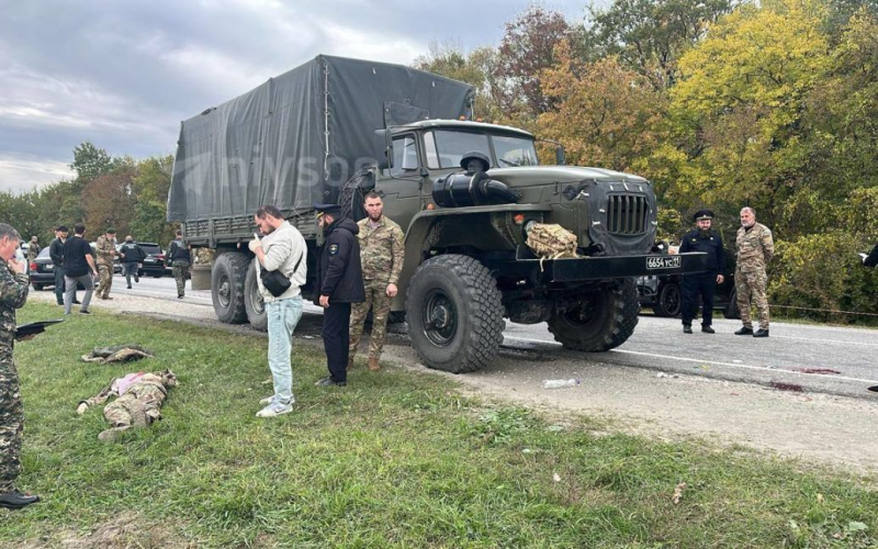 В In Cecenia hanno sparato a un convoglio della guardia russa: un militare è stato ucciso (video)