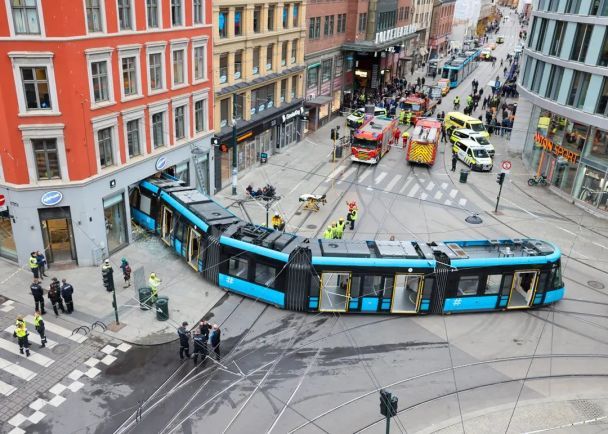 A Oslo un tram è uscito dai binari e si è schiantato contro un negozio: ci sono feriti 