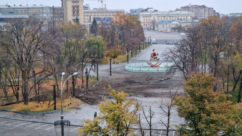  Piazza della Libertà e una fontana secca a Kharkov dopo un attacco aereo: come appare la città