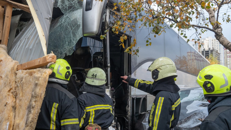 Incidente stradale a Teremki a Kiev: l'autobus è volato fuori strada, ci sono morti e feriti