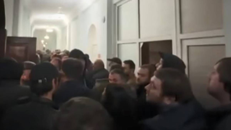 Manifestazioni di massa in Abkhazia: i manifestanti hanno fatto irruzione nel palazzo del parlamento