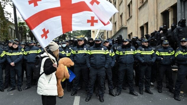 Il Parlamento georgiano ha iniziato la sua prima riunione senza opposizione: l'edificio è stato colpito da uova