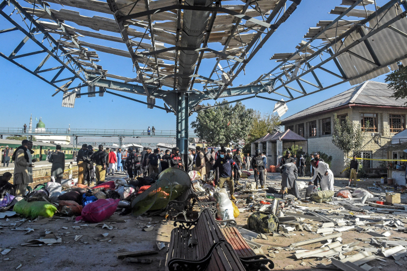 Un kamikaze si è fatto esplodere in una stazione ferroviaria in Pakistan: almeno 24 morti, più di 50 feriti