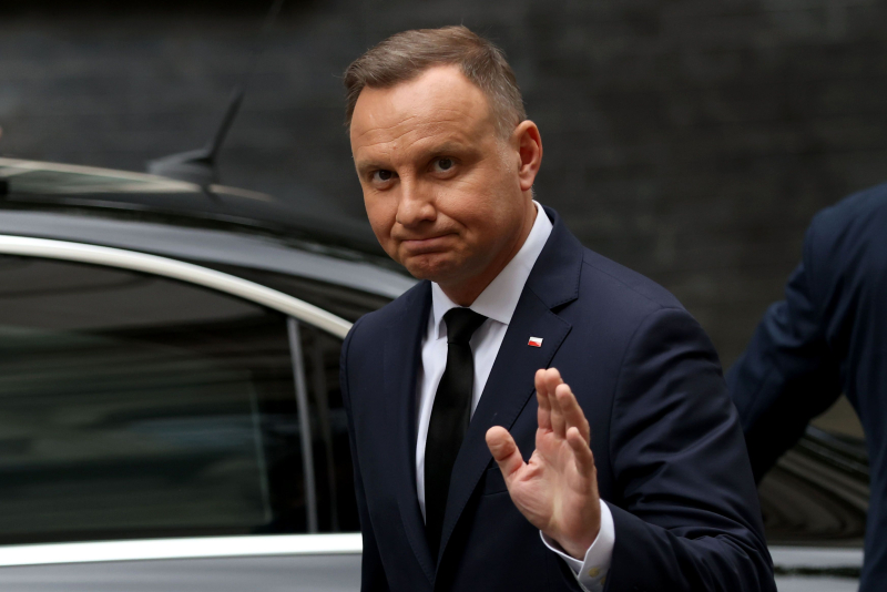 Il presidente della Polonia ha perso una parte del dito medio: Duda è stato informato dell'accaduto