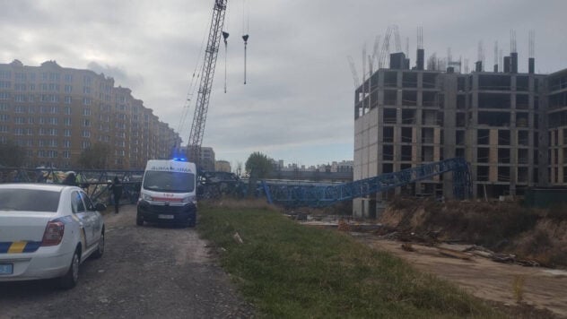 Una gru è caduta in un cantiere vicino a Kiev: morto un gruista di 31 anni 