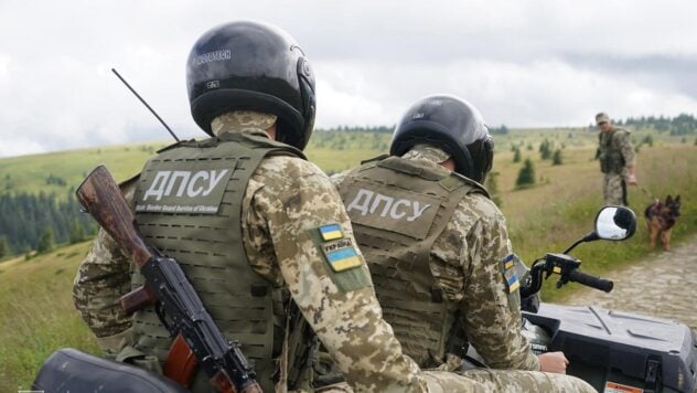 Nella regione di Chernihiv, le guardie di frontiera hanno distrutto il tricolore russo istituito dalla DRG