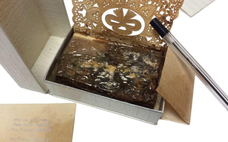 Venduto all'asta un pezzo della torta nuziale della regina Elisabetta II, vecchio di 77 anni: nota la cifra (foto)