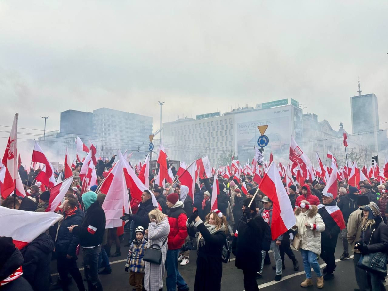 Quasi 100mila polacchi con manifesti e bandiere: a Varsavia si è svolta la Marcia dell'Indipendenza