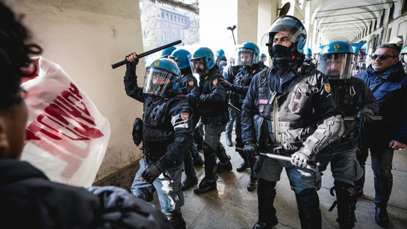 Una bomba è esplosa durante una protesta studentesca a Torino, Italia: 15 agenti di polizia sono rimasti feriti