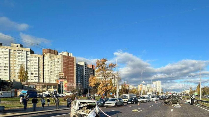 Incidente stradale a Teremki a Kiev: l'autobus è volato fuori strada, ci sono morti e feriti