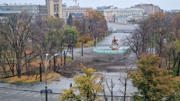 Piazza della Libertà e la fontana secca a Kharkov dopo un attacco aereo: come appare la città