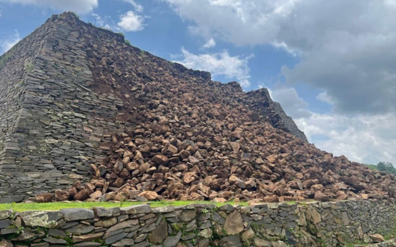 L'antica piramide crollato: i locali sono spaventati dal “segno minaccioso” (foto)