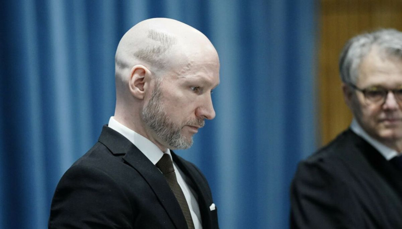 Uccise 77 persone: il terrorista norvegese Breivik è comparso in tribunale con una Z in testa e ha sostenuto la Russia