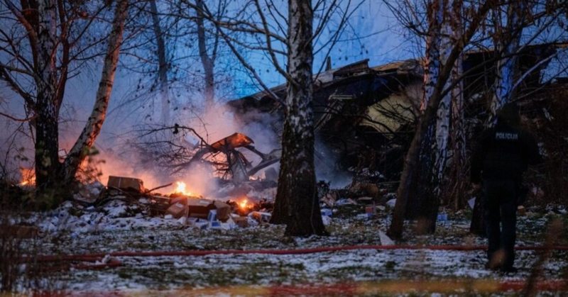 Un aereo è caduto su una casa in Lituania: chi era a bordo e cosa si sa delle vittime