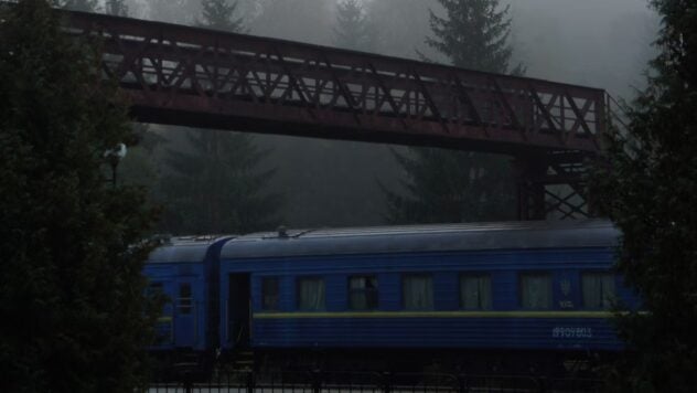 In Transcarpazia, un treno è stato parzialmente deragliato a causa della caduta di sassi da una montagna