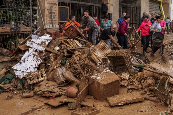 La Spagna è stata colpita da inondazioni devastanti: il numero delle vittime è salito a 205