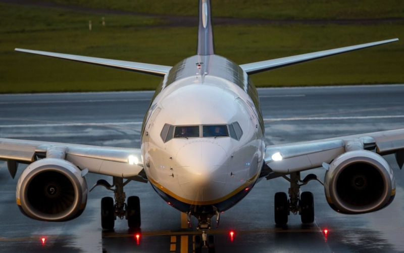 Passeggero urinato in mezzo all'aereo: come hanno reagito i membri dell'equipaggio