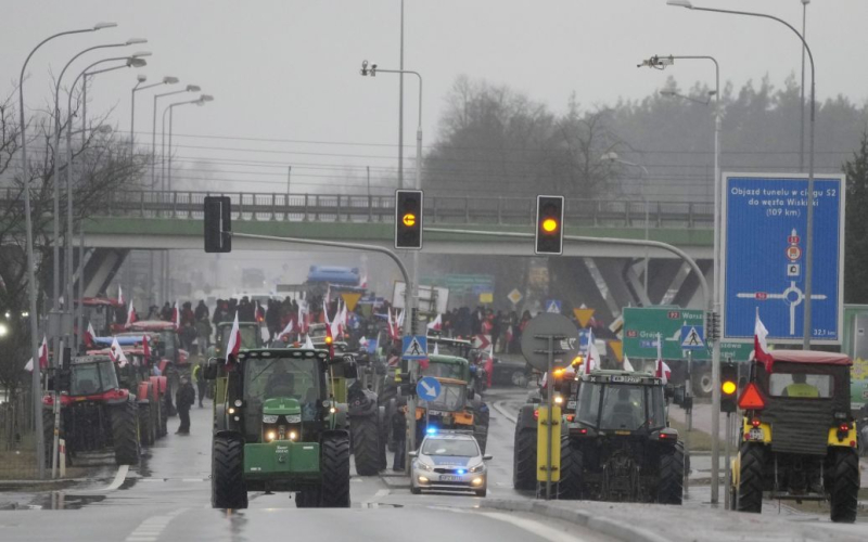 Gli agricoltori polacchi sono pronti a bloccare l'intero confine orientale con l'Ucraina: i dettagli