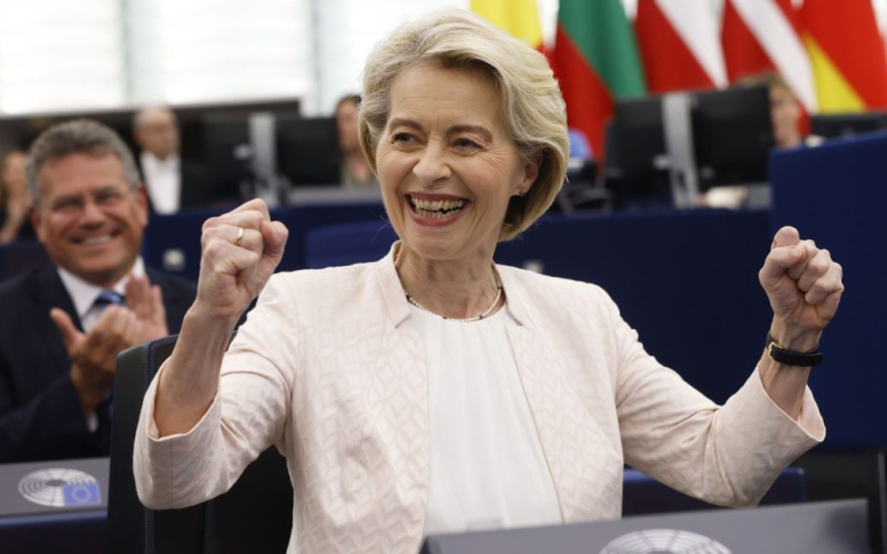 Ursula von der Leyen ha salvato un passeggero su un aereo &ndash media