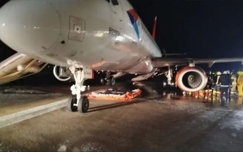 B All'aeroporto di Antalya, un aereo russo con passeggeri ha preso fuoco: video