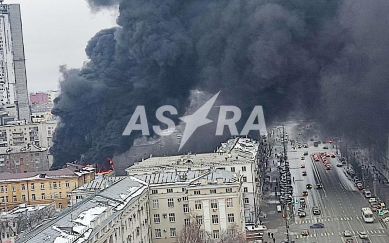 Un incendio è scoppiato a Ekaterinburg: alcune persone si sono lanciate dalle finestre della clinica (video)