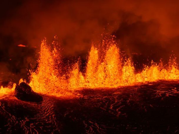 La terra si aprì di 3 km: in Islanda l'eruzione vulcanica continua