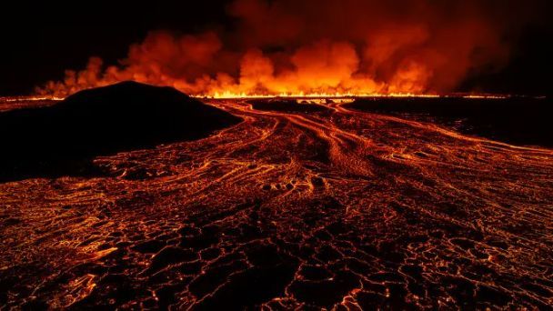 La terra si aprì di 3 km: in Islanda continua l'eruzione vulcanica