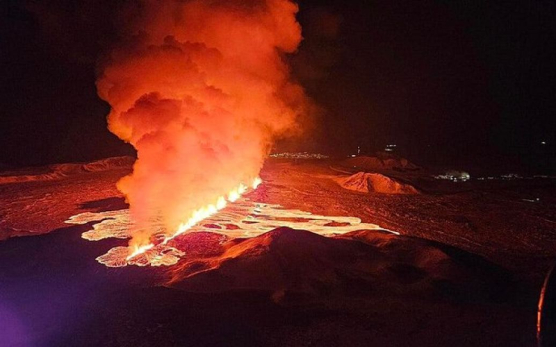 La terra si è aperta di 3 km: continua l'eruzione vulcanica in Islanda