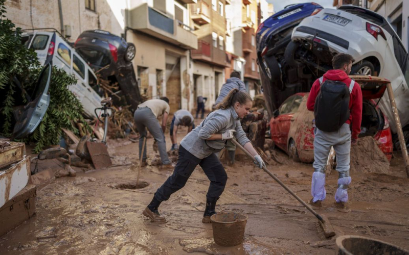 Una donna è stata trovata viva in un'auto tre giorni dopo l'alluvione