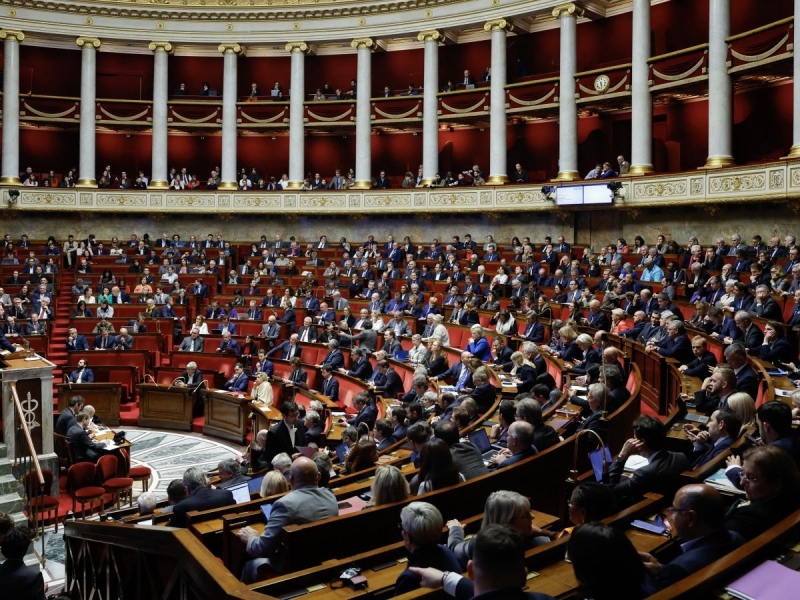 La Francia voterà per un voto di sfiducia al governo: il risultato potrebbe passare alla storia, media