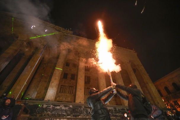 10° giorno di proteste in Georgia: i manifestanti sono stati dispersi con idranti e gas lacrimogeni