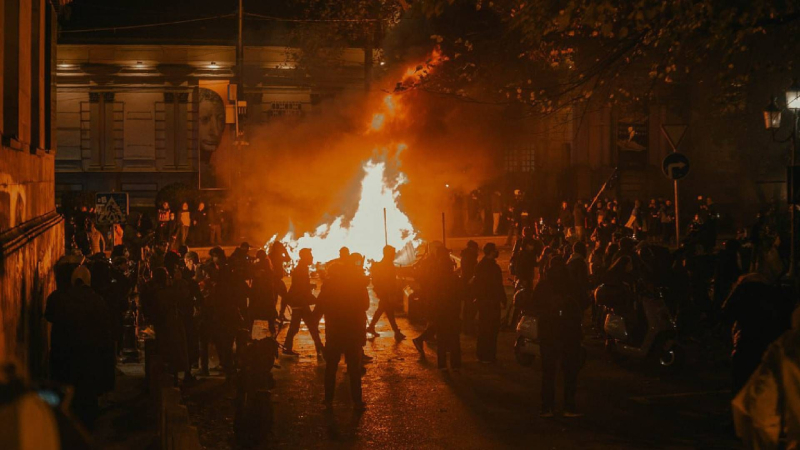 Ondata di proteste in Georgia: scolari e studenti sono scesi in piazza, vengono dispersi con idranti e gas