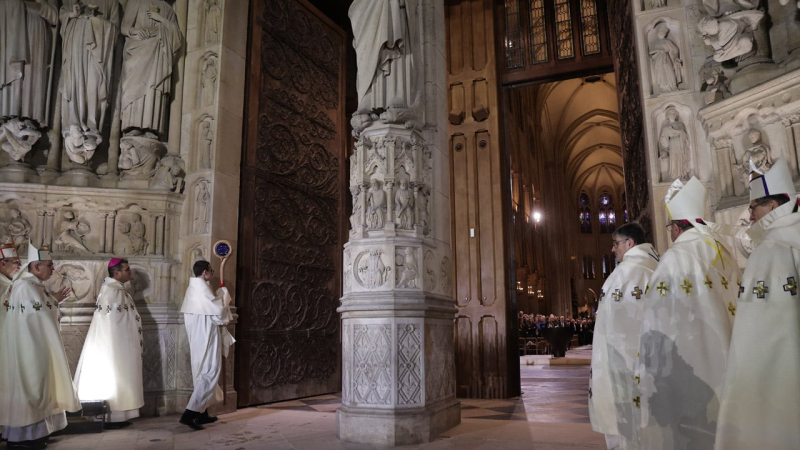 Ricostruita dalle ceneri: a Parigi Cinque anni dopo l'incendio, riapre Notre Dame