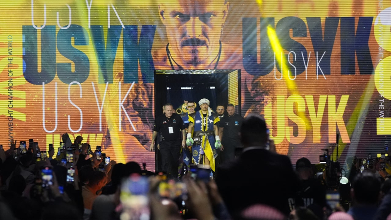 Alexander Usyk e Tyson Fury sono entrati sul ring per una rivincita