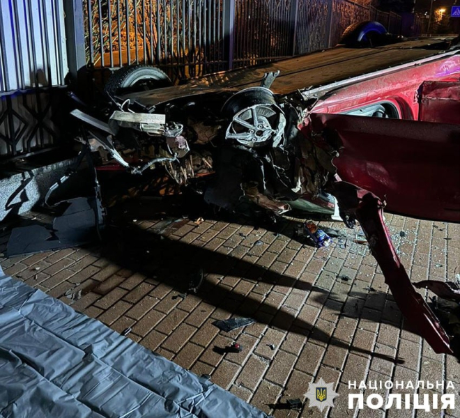 A Kiev, un guidatore di Tesla ubriaco ha causato un incidente durante il coprifuoco: ci sono morti