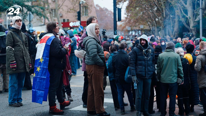 Le proteste non si placano: le persone si radunano di nuovo nel centro di Tbilisi dopo la dispersione notturna