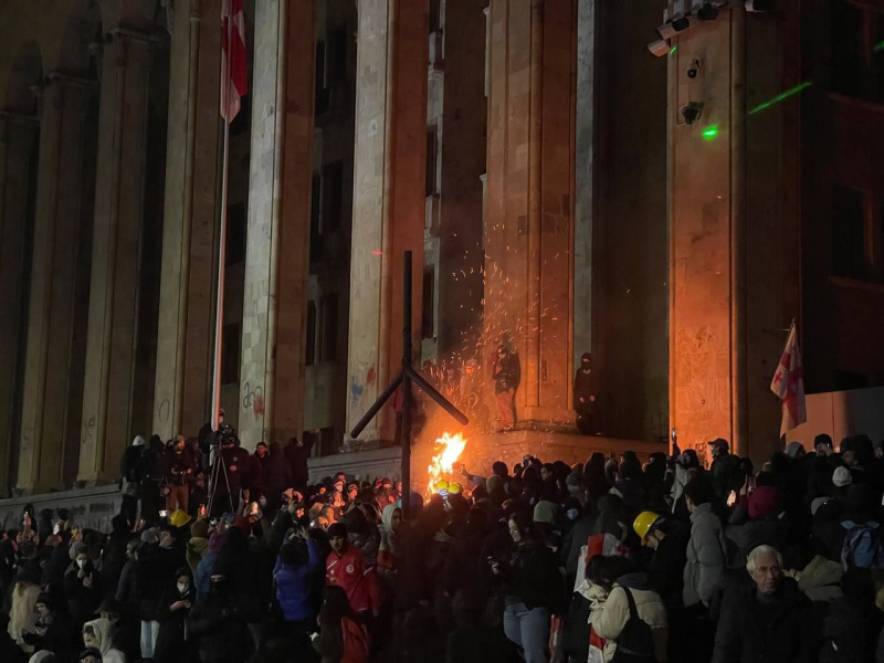 Le fiamme delle proteste in Georgia: barricate e fuoco in parlamento