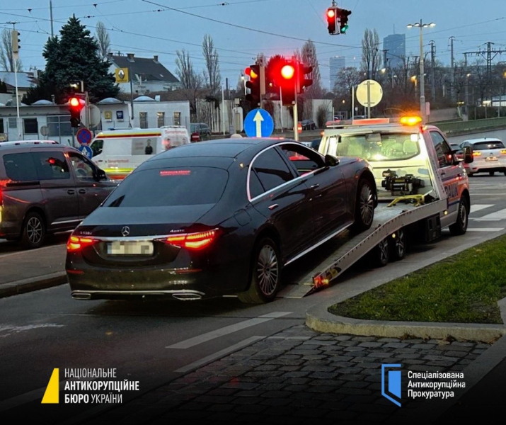 Auto d'élite di un gruppo criminale associato all'ex capo del Fondo del demanio sono state arrestate in Austria