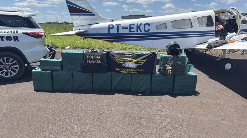 Due piloti sono stati arrestati a la pista di decollo con quasi mezza tonnellata di cocaina – /></p>
<p>L'aereo leggero, decollato da Aquidauana, nello stato del Mato Gros do Sul, è stato confiscato. Il suo certificato di aeronavigabilità era valido.</p>
<p>La polizia afferma che il copilota è condannato per traffico di droga e mancato pagamento del mantenimento dei figli. Il caso è stato trasferito alla Polizia Federale di Arazatuba, nello stato di San Paolo.</p>
<p>Ricordiamo che recentemente <strong>un aereo è uscito di pista</strong> ed è quasi caduto nell'oceano ghiacciato. I passeggeri del volo Norwegian sono stati evacuati lungo la rampa mentre i servizi di emergenza sono arrivati ​​sul posto.</p>
<h4>Argomenti correlati:</h4>
<p>Altre notizie</p>
<!-- AddThis Advanced Settings above via filter on the_content --><!-- AddThis Advanced Settings below via filter on the_content --><!-- AddThis Advanced Settings generic via filter on the_content --><!-- AddThis Related Posts below via filter on the_content --><div class=