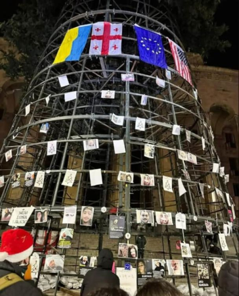 Sulla cornice La bandiera ucraina è apparsa sull'albero di Capodanno a Tbilisi: foto