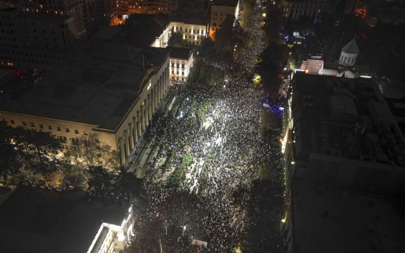 Durante una protesta in Georgia, è stata bruciata l'effigie del leader di un partito filo-russo: video