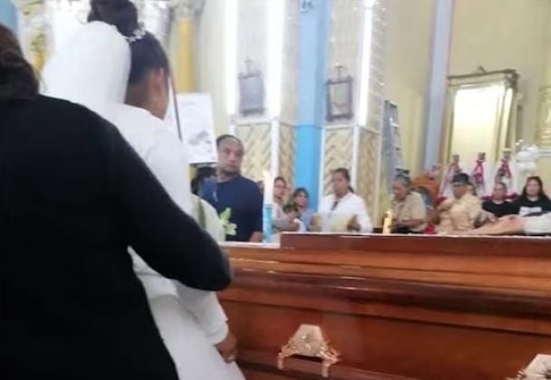 La sposa ha indossato un abito da sposa al funerale della persona amata morta una settimana prima del matrimonio –foto